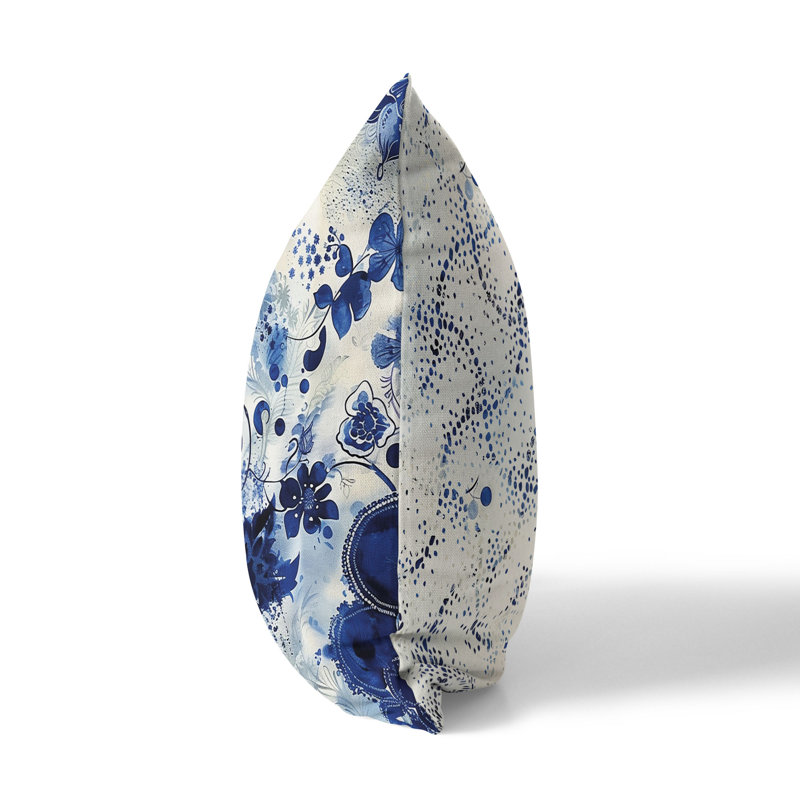 Coussin Porcelain Petal Whispers, H 20 po x l 20 po, Bleu / Beige
