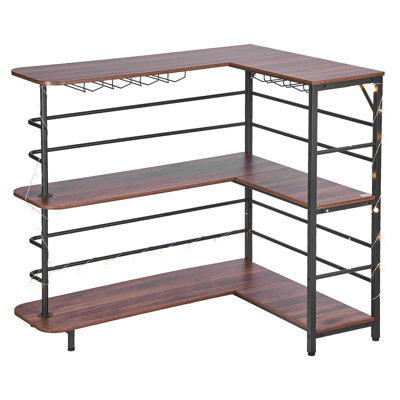 Étagère de bar en forme de L à 3 niveaux avec structure métallique et surfaces en panneaux de particules, porte-verres intégré et éclairage DEL d'ambiance. Finition noyer. Présentoir à spiritueux idéal pour sous-sol, cuisine, salon ou pub.