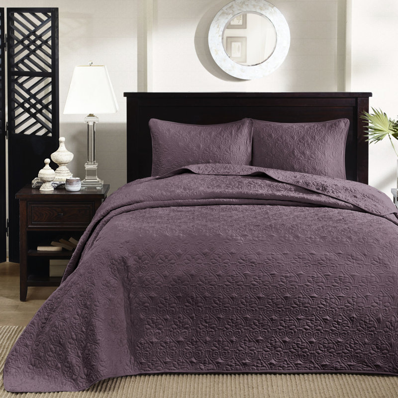 Couvre-lit réversible mauve pour grand lit - La courtepointe ajoute de la profondeur et du style.