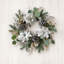 Couronne de Noël avec poinsettia, pommes de pin et eucalyptus