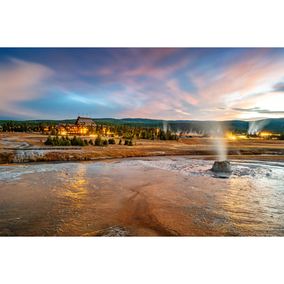 Geysir und Old Faithful Inn im Yellowstone National Park