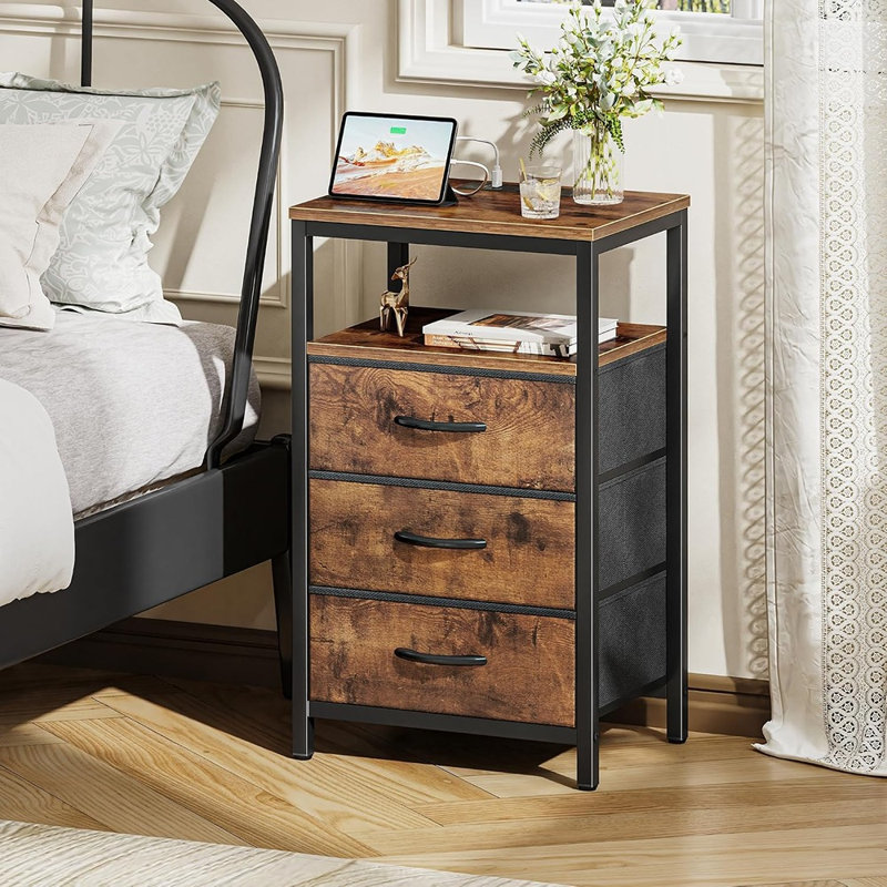 Table de chevet rustique brune avec station de charge, tiroirs en tissu, ports USB et prises de courant