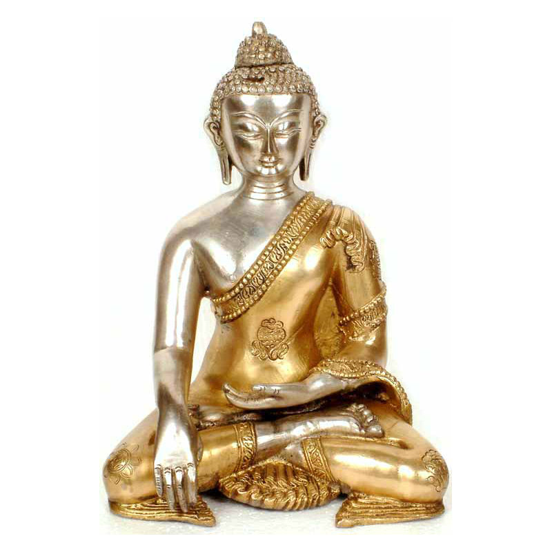 Bouddha avec une robe dorée
