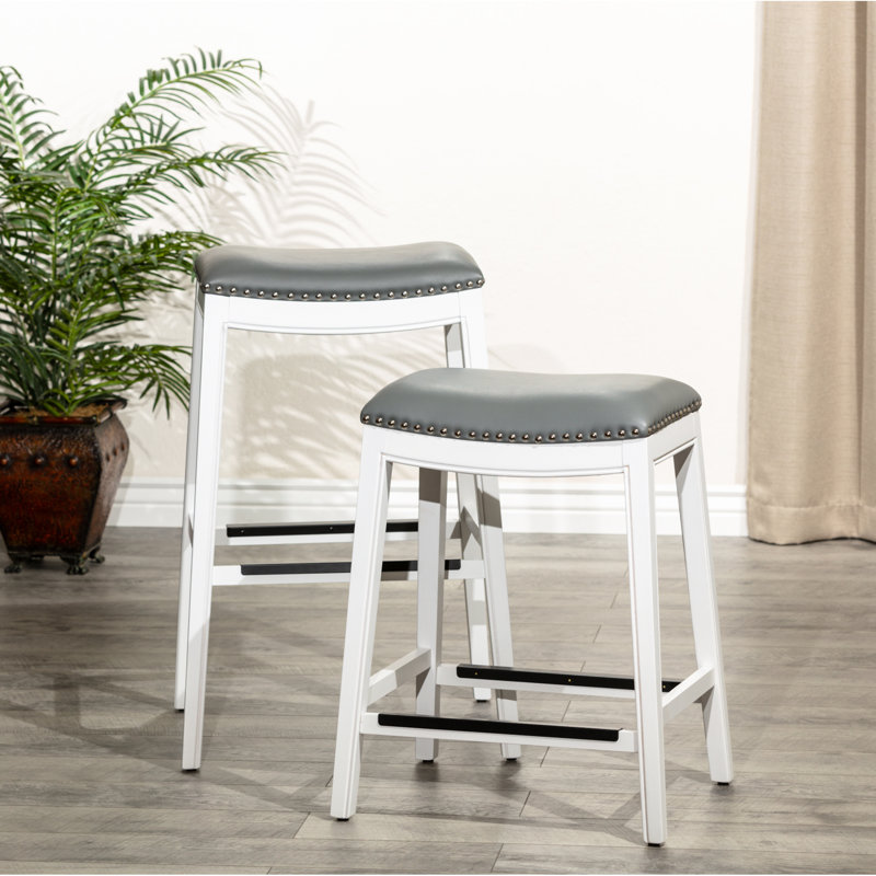 Le tabouret de bar à hauteur de selle, blanc avec cuir, assure une apparence élégante dans le siège de la cuisine ou du tabouret en cuir, la finition crée une atmosphère confortable et moderne