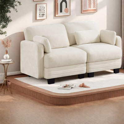 Canapé d'angle moderne à deux places en chenille beige, idéal pour les petits espaces.
