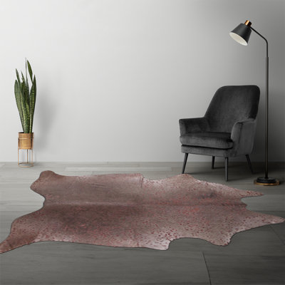 Tapis brun en cuir de vache teint sur mesure