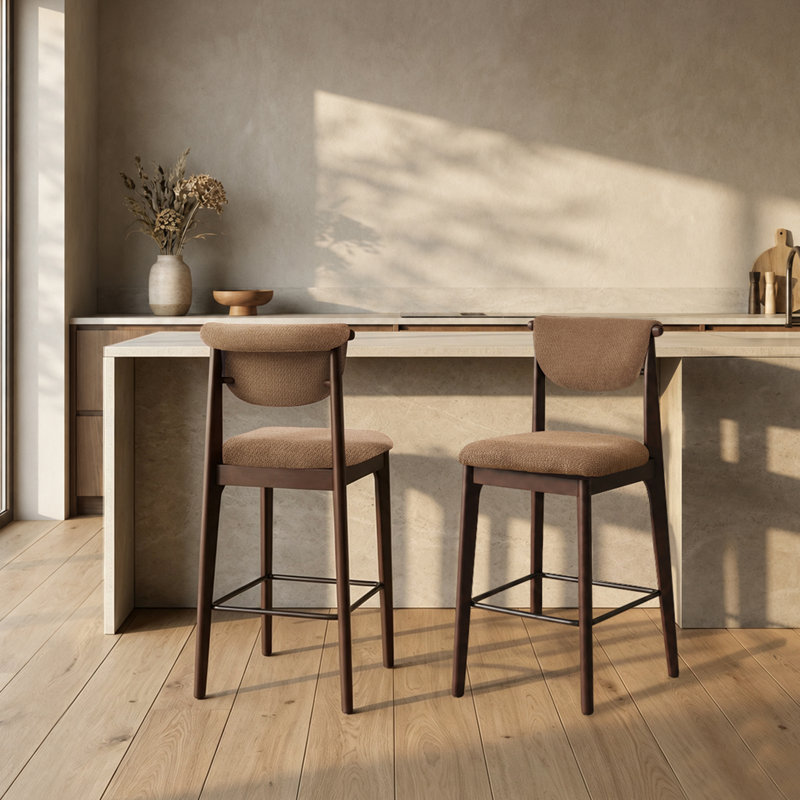Tabouret de bar rembourré de style milieu du siècle, avec structure en bois massif, dossier incurvé et siège en tissu doux, idéal pour un îlot de cuisine moderne.