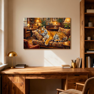 Animaux, tigre reposant sur un canapé dans un salon confortable