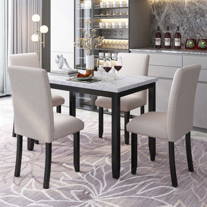 Ensemble de salle à manger 5 pièces en faux marbre avec 4 chaises à coussin épais pour une expérience élégante et confortable