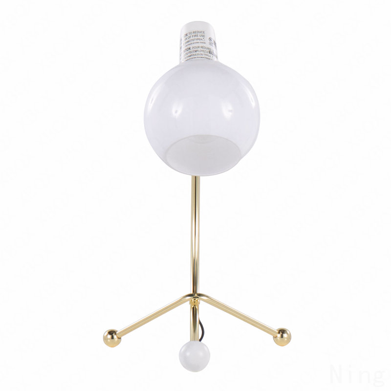 Lampe de travail contemporaine en métal doré et abat-jour en plastique blanc par Lumisource, Blanc