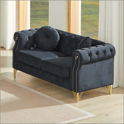 Canapé Chesterfield en velours avec deux coussins ronds, avec des clous en cuivre et des boutons capitonnés, avec des pieds en métal. La conception en boucle permet de suspendre des ornements de dessins animés.