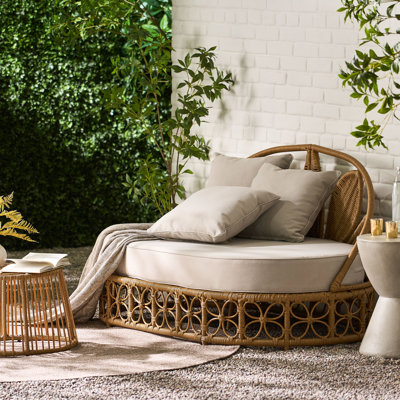 Lit de jour style patio avec coussins décoratifs tissés et confortables avec rembourrage d'eau brun