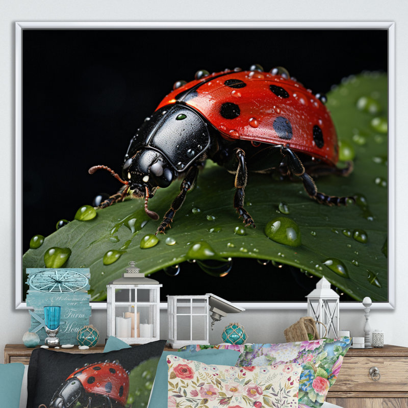 Red Ladybug Portrait I - Animals Wall Art Living Room, H 24 po x l 32 po x P 1 po, Cadre flottant blanc