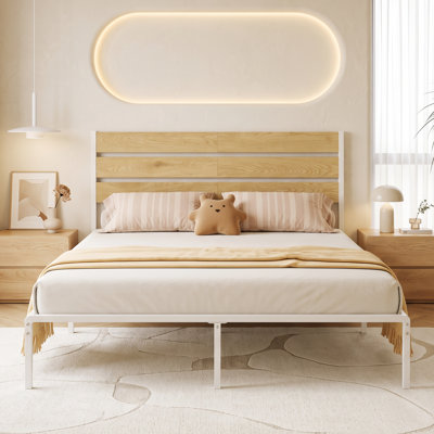 Structure de lit pleine grandeur en métal avec tête et pied de lit en bois Alicia, lit plateforme rustique industriel avec support en acier robuste, aucun sommier requis, rangement sous le lit, sommier anti-bruit, naturel