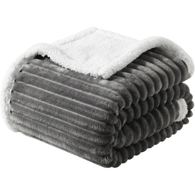Jeté en sherpa réversible très grand rayé gris, 87 po x 94 po.