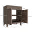 L'armoire de salle de bain avec une porte à lattes à motif horizontal, jumelée à un lavabo en céramique, présente un design moderne à la fois imperméable et durable