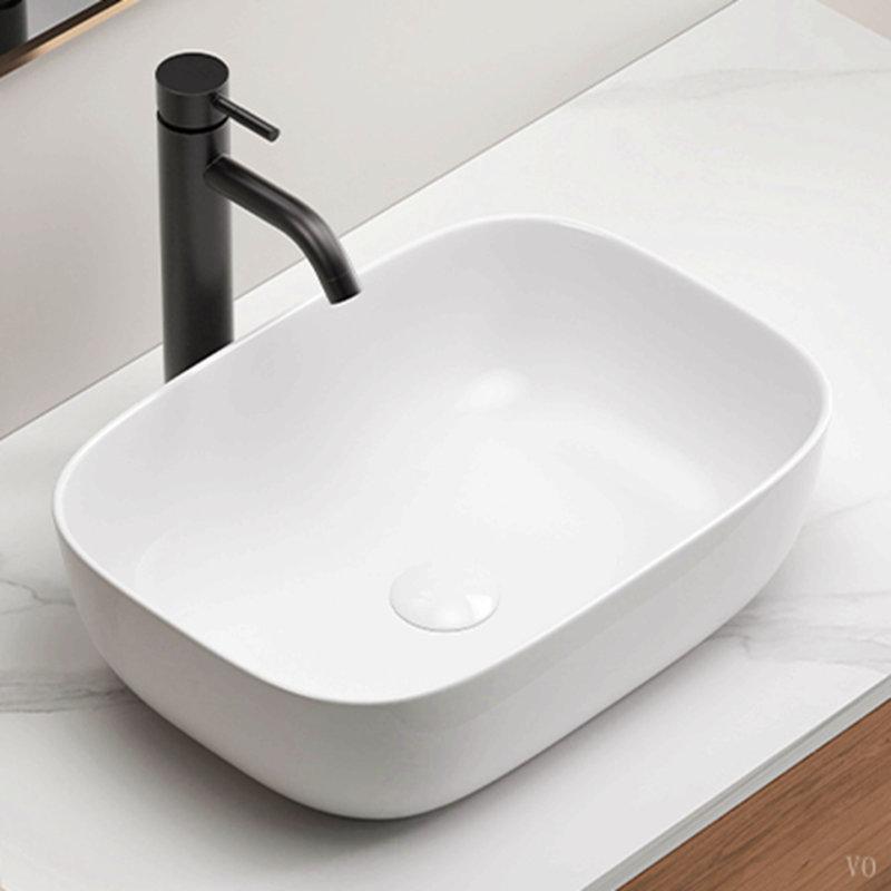 Petit lavabo vasque de salle de bain au-dessus du comptoir