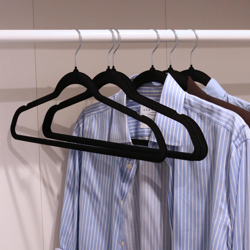 Harbour Housewares - 45cm Velvet Hangers - Non-Slip Coat Hangers with Trouser Bar, 25, Black