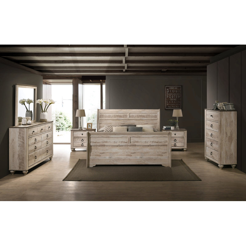 Ensemble de chambre à coucher contemporain à finition blanche délavée avec lit-bateau très grand, commode, miroir, deux tables de chevet, commode