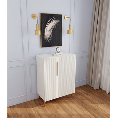 Buffet moderne avec poignées dorées pour la cuisine et la salle à manger