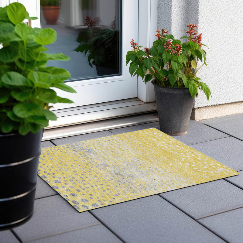 Tapis jaune intérieur / extérieur lavable en machine Christain ACN1370, Rectangle 1 pi 8 po x 2 pi 6 po