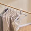 Cintres, ultra minces de 0,2 po, paquet de 50 cintres en plastique blanc avec structure triangulaire stable et conception à crans plus larges, cintres antidérapants pour économiser de l'espace, ajustement pour t-shirts, chemises, bretelles et pantalons