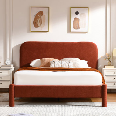 Lit plateforme rembourré avec coins arrondis doux, rouge rouille, grand Reigo