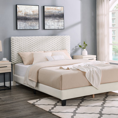 Ensemble de chambre à coucher 3 pièces Findlay, lit rembourré moelleux 3D avec deux tables de chevet, grand