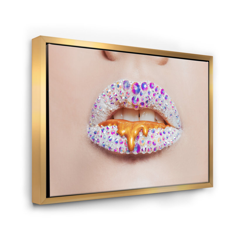 Lèvres brillantes couvertes de strass et de taches - Photographie sur toile, H 24 po x l 32 po x P 1 po, Toile encadrée d'or