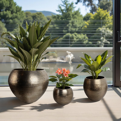 Ensemble de 3 pots à fleurs ronds en métal et en aluminium avec un design texturé dans un style contemporain élégant pour un décor moderne et polyvalent et des pièces décoratives durables avec un attrait artistique sophistiqué