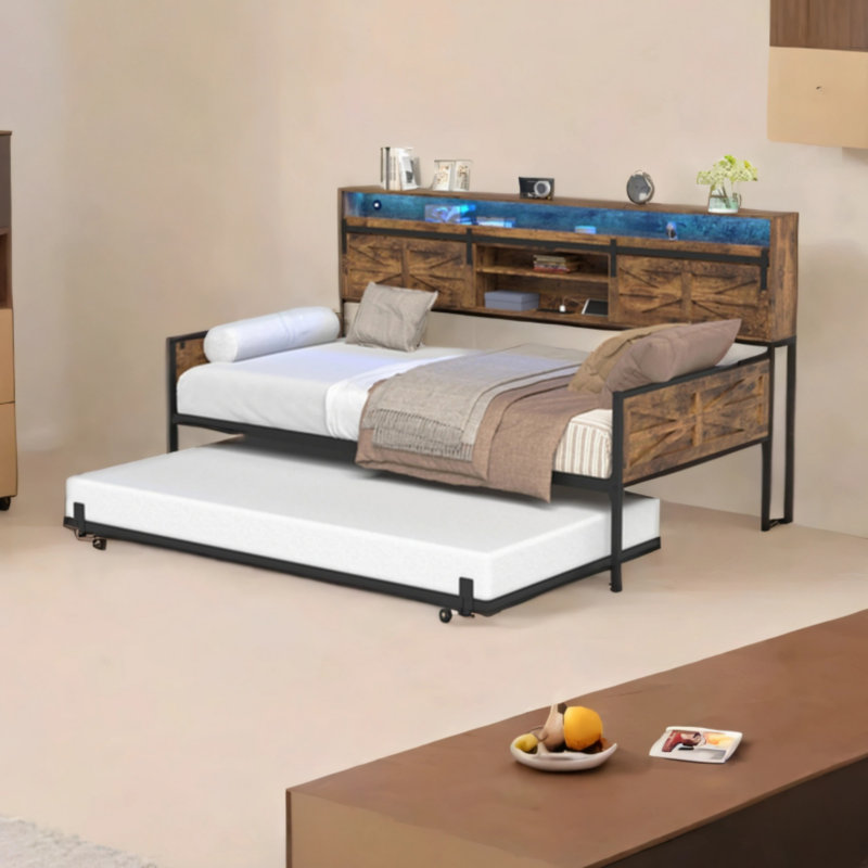 Lit de jour double avec tête de lit avec porte de grange coulissante, support de chargement et tablette lumineuse à DEL pour chambre à coucher et chambre d'amis