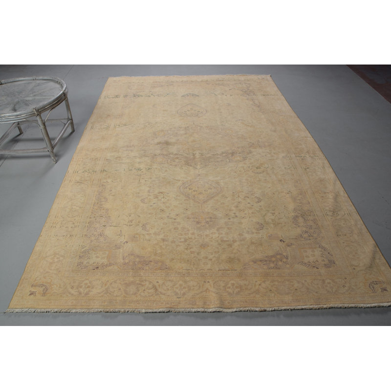 Tapis turc beige et taupe fait à la main avec un motif floral élégant pour tout espace