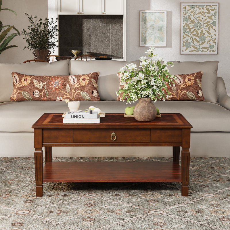 Table basse en bois classique classique avec pieds cannelés et tablette inférieure