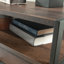 Table d'appoint, table de chevet, brun, tiroir, chambre à coucher, style industriel, glissières en métal, butées, conception compacte, finition chêne chaud, tablette inférieure ouverte, bois d'ingénierie compact,