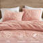 Ensemble d'édredon doux et confortable, parfait pour une bonne nuit de sommeil et ajoutant une touche de féminité à votre chambre à coucher.-120903177-120903179