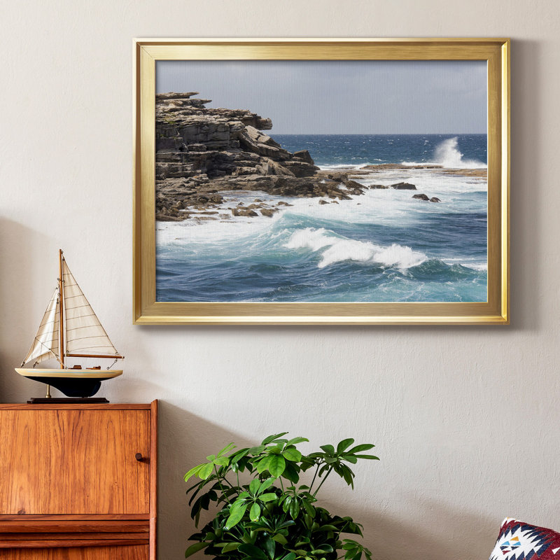 Toile de qualité supérieure Clovelly Bay - prête à être accrochée, Cadre doré, H 26,5 po x l 36,5 po x P 1 po, Pas de tapis