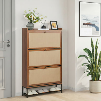 Armoire de rangement en bois de noyer avec tiroirs rabattables et tablettes ouvertes.