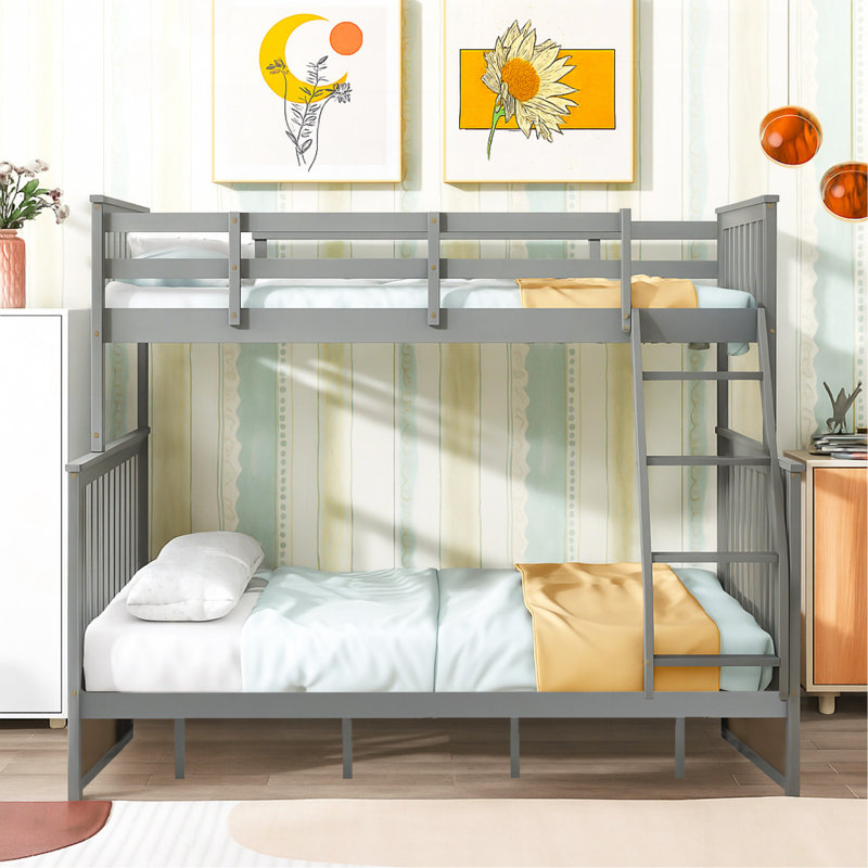 Lit simple superposé au-dessus d'un lit double, lit superposé en bois avec échelle et garde-corps gris