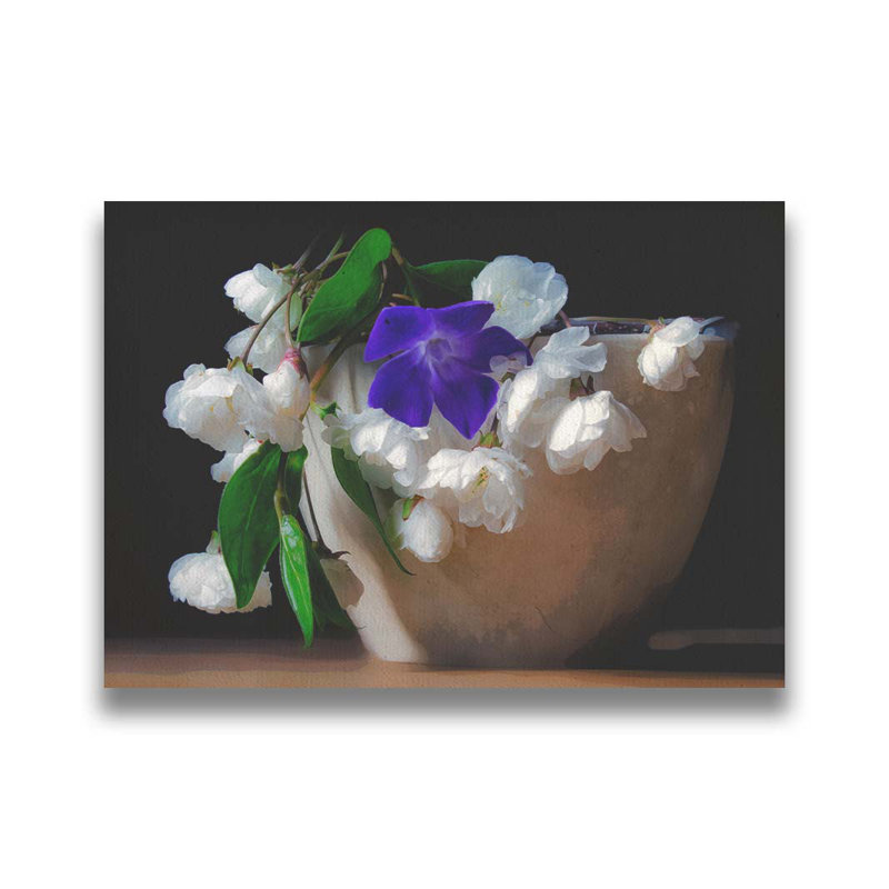 Mauve et blanc dans un pot par Hal Halli. Impression sur papier - Montée et encadrée avec de l'acrylique transparent