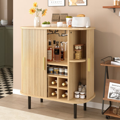 Armoire à vin cannelée 28 po avec support à vin à 8 grilles, 5 tablettes réglables à 5 niveaux, 2 porte-verres, portes à tambour coulissantes