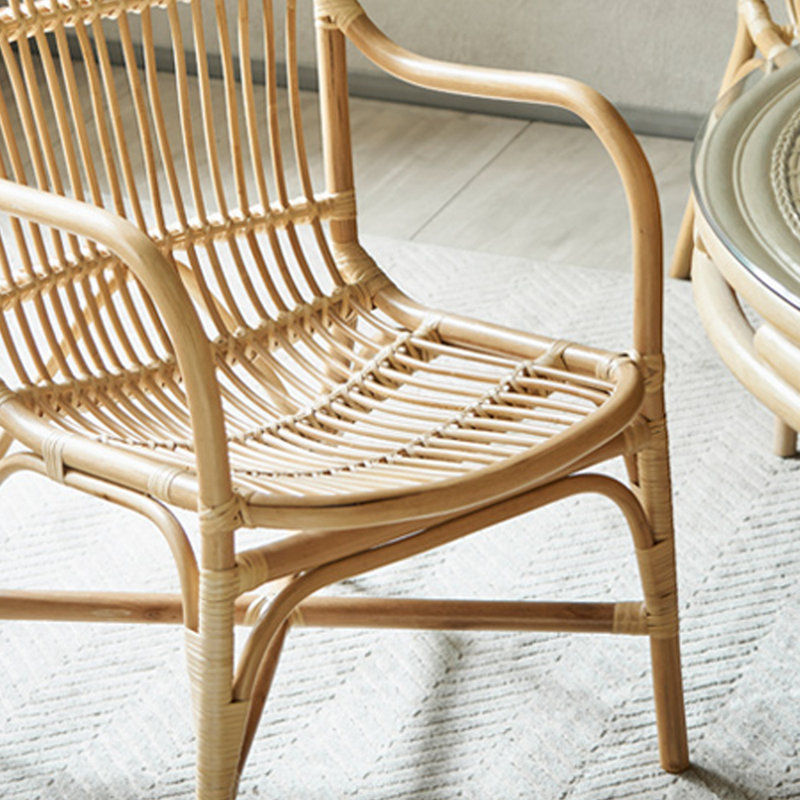 Une chaise large en rotin naturel durable