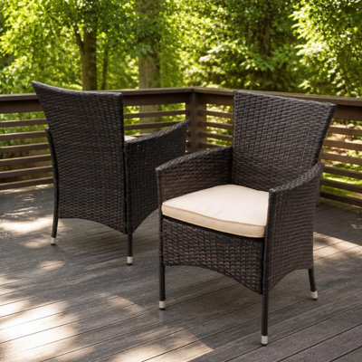 Ensemble de 2 chaises de jardin en résine tressée PE, résistantes aux intempéries, avec coussins imperméables et structure en rotin tressé durable.