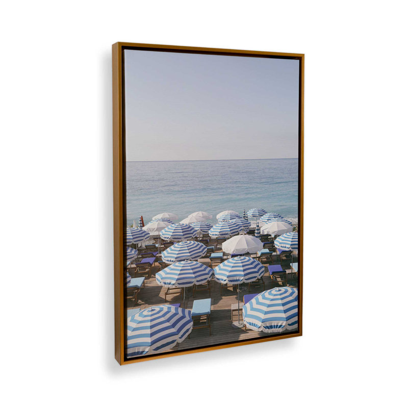 Parasols bleus par le rivage sur toile, H 12,75 po x l 8,75 po, Cadre flottant or poli