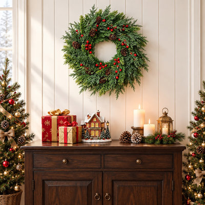 Couronne de Noël artificielle de 50 cm (19,69 po) avec des pommes de pin et des baies rouges, idéale pour décorer une porte d'entrée, un foyer, un mur ou une fenêtre.