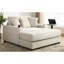 Chaise longue de 140 cm en chenille crème avec station de charge et porte-gobelets intégrés aux accoudoirs pour un confort optimal à l'intérieur. Housse amovible et lavable surdimensionnée pour se détendre à la maison.