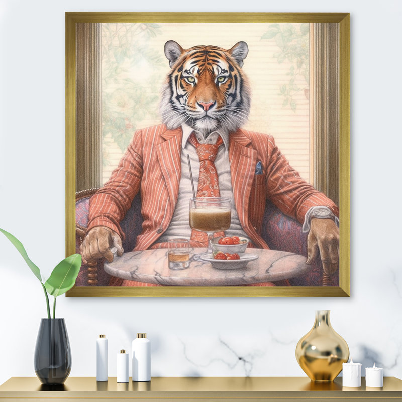 Tigre ayant une boisson I - Animal ayant une boisson, impression sur toile, H 36 po x l 36 po x P 1,5 po, Cadre doré simple