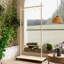 Séchoir à vêtements en bois massif avec 6 cintres en bois, conception compacte, tablette réglable et roulettes pour faciliter le déplacement - parfait pour la chambre à coucher, le salon ou le vestibule
