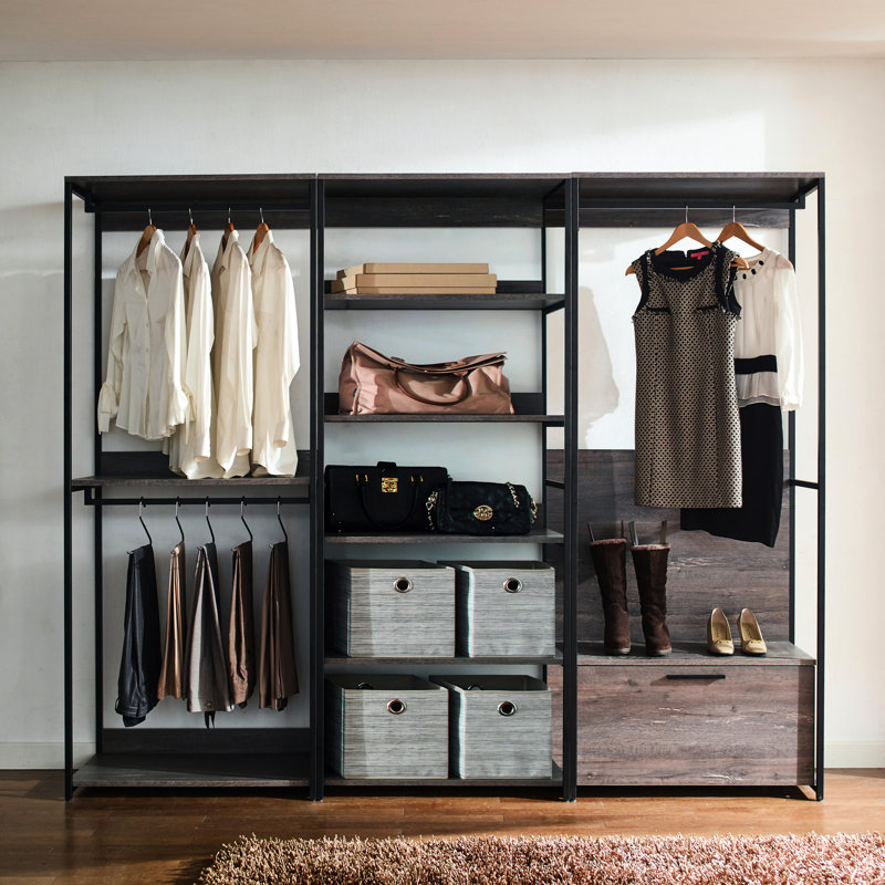 Garde-robe rustique avec cadre très profond de construction et de rangement