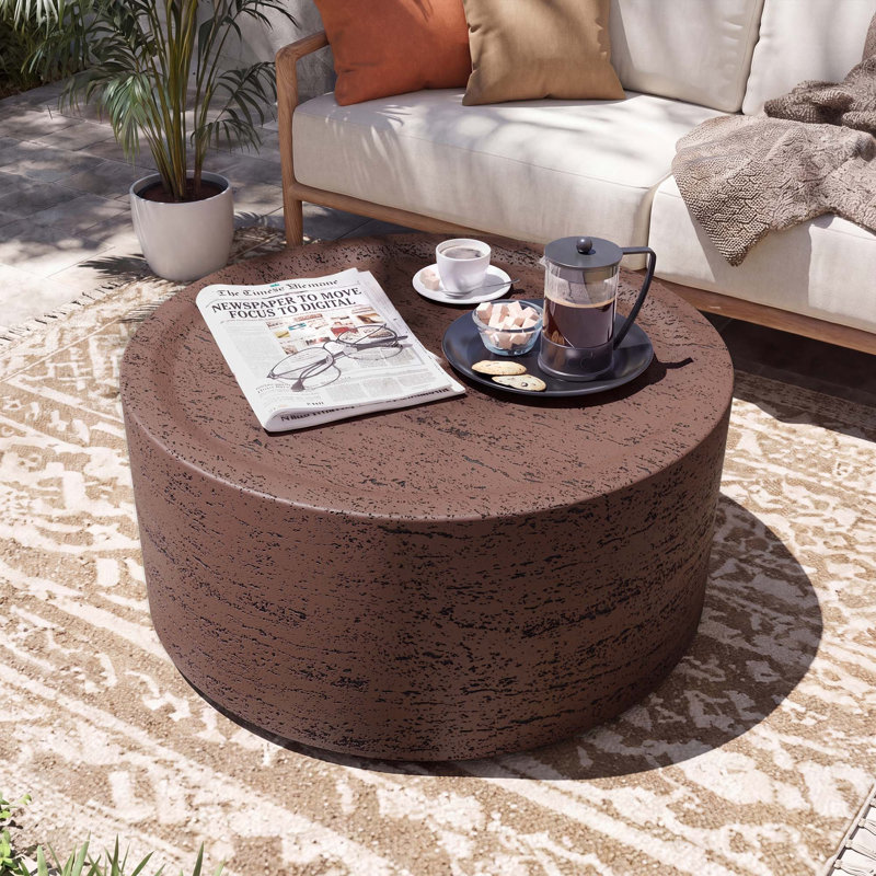 Table basse d'extérieur en oxyde de magnésium 28 po avec surface texturée en pierre naturelle, rouge rouille, Rouge rouille
