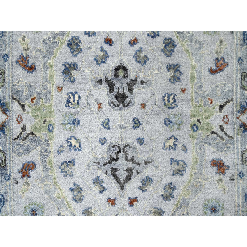 Tapis de couloir oriental blanc poudré 2 pi 6 po x 11 pi 9 po Oushak avec motifs floraux, tissage dense, noué à la main, pure laine